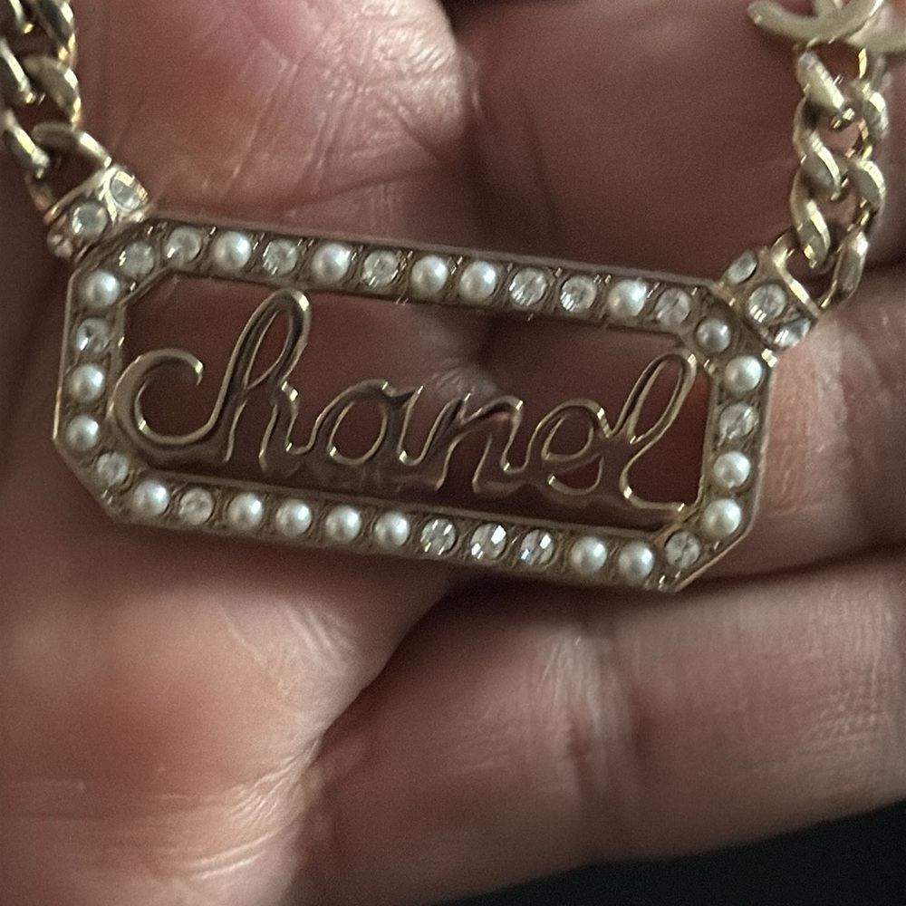 CHANEL excellent condition preloved metal crystal pearl logo necklace gold. - Picture 11 of 13